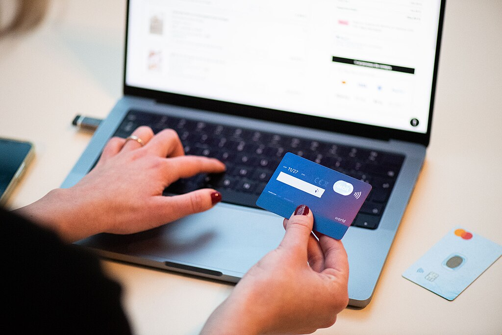 What Technology Lets Online Stores Instantly Show Item Availability by Size or Color
